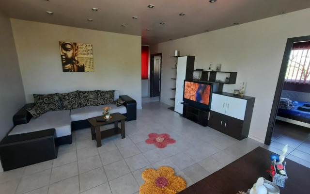 Spacious, modern condo in new villa - sleeps 6