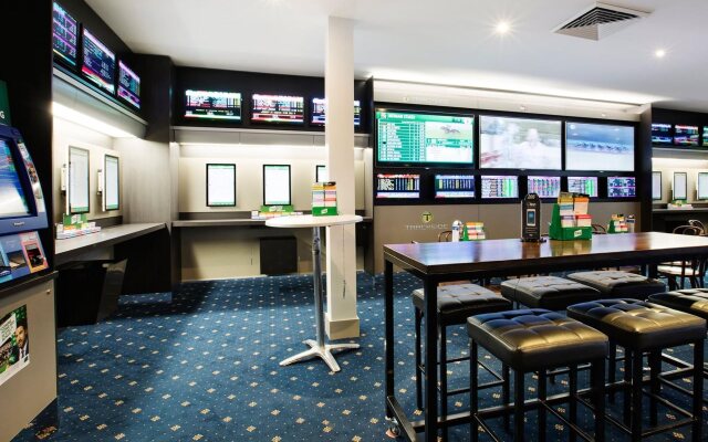 Nightcap at Shoppingtown Hotel