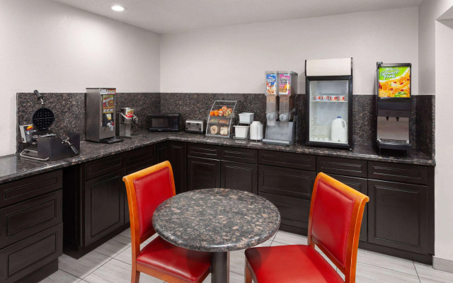 Super 8 by Wyndham Romeoville Bolingbrook