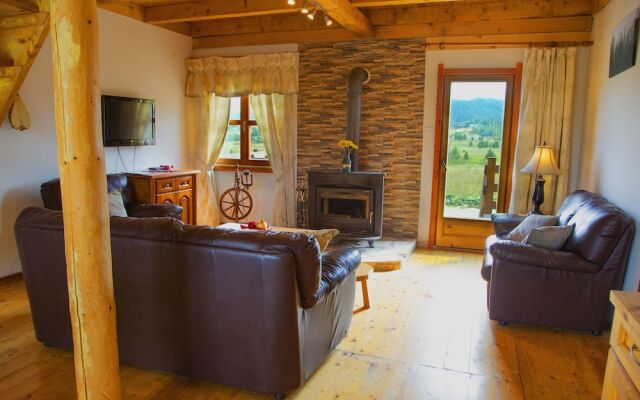 2 Bedroom Holiday Chalet With Views + Log Fire