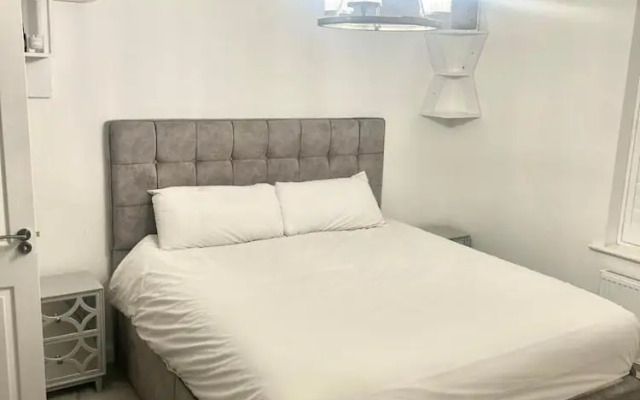 High END Spacious 4 Bed House - Free Parking