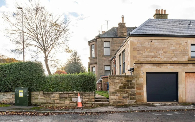 Stunning 5 Bedroom Large Apartment With Parking