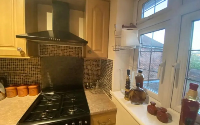 2-bed Apartment in High Wycombe Private Garden