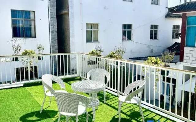 Lawn | Juean Caoping Dujia Garden Homestay (Erhai Longkan Wharf)