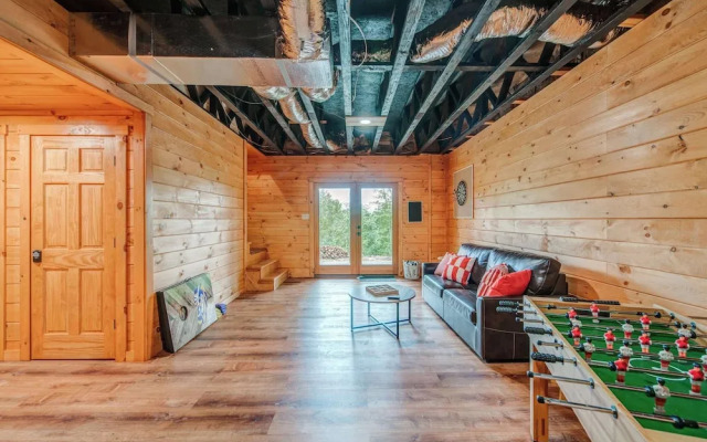 Gorgeous & Secluded 3 BDR Cabin in Mineral Bluff!