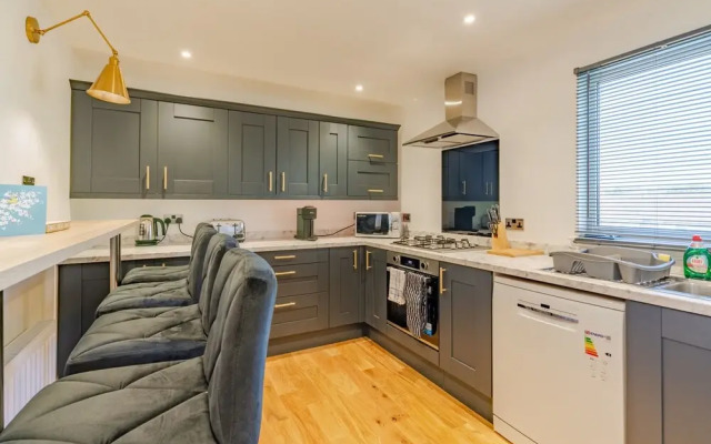 Upscale 2 Bed & Bath Flat in Newport