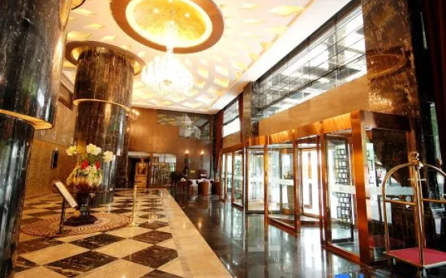 Royale Celebrity Hotel