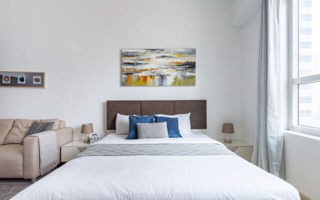 Light and Modern Studio in Jlt! Sleeps 3!