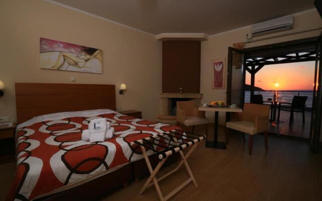 Faros Luxury Suites & Restaurant