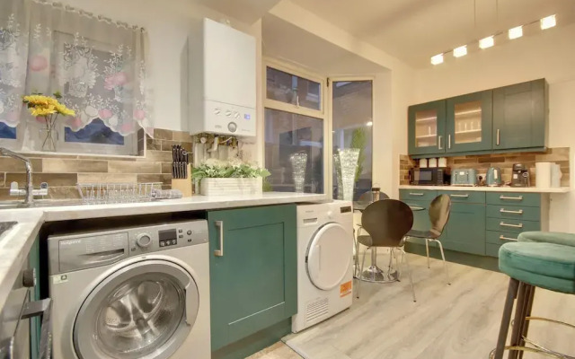Southsea 5 Bed House - Hot Tub-Sleeps 10