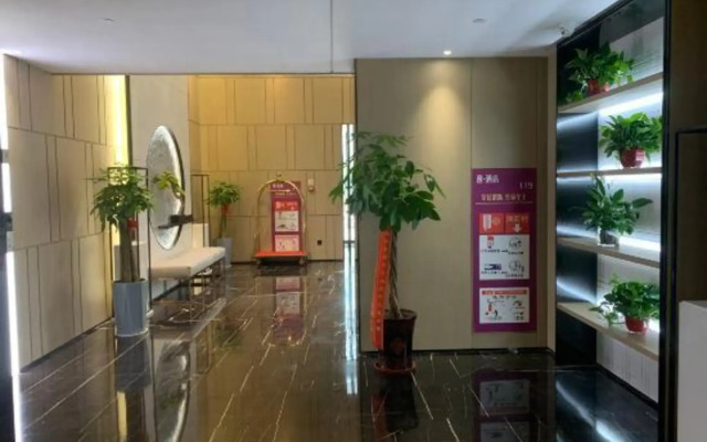 Yi Hotel (Yancheng Champagne Mansion)