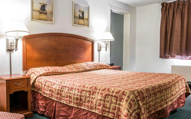 Econo Lodge Kalamazoo near Wings Stadium