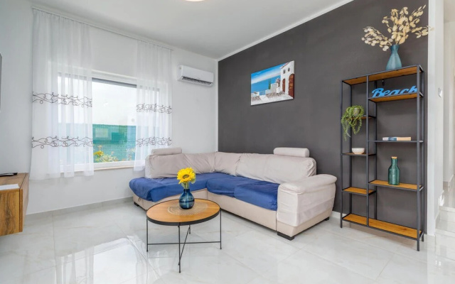 Beautiful Home in Peroj With Outdoor Swimming Pool, Wifi and 2 Bedrooms - фото 3