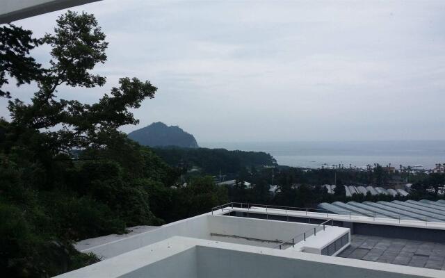 Jeju Bom Stay & Art Gallery
