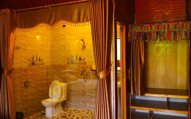 The Art - Golden Jungle House