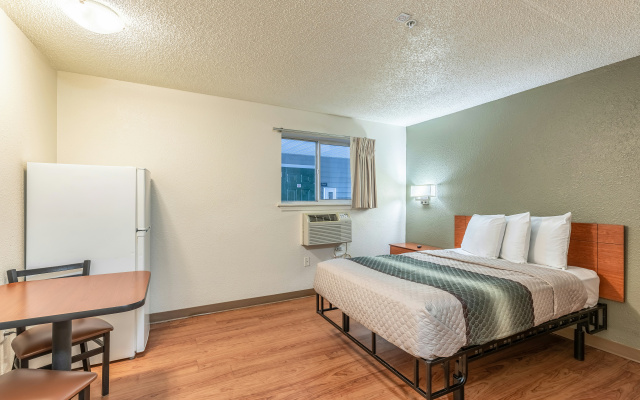 HomeTowne Studios by Red Roof Orlando - Casselberry
