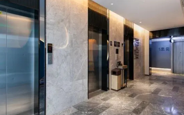 Atour Hotel Wuhan Guanggu Qingnianhui Jinrong Port