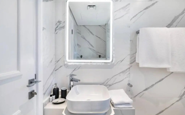 Wonderful 2BD with full Dubai marina view