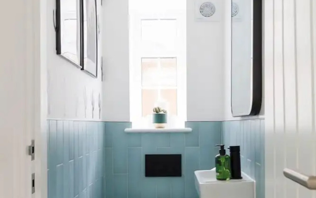 Coastal Retreat for 10 With Hot Tub