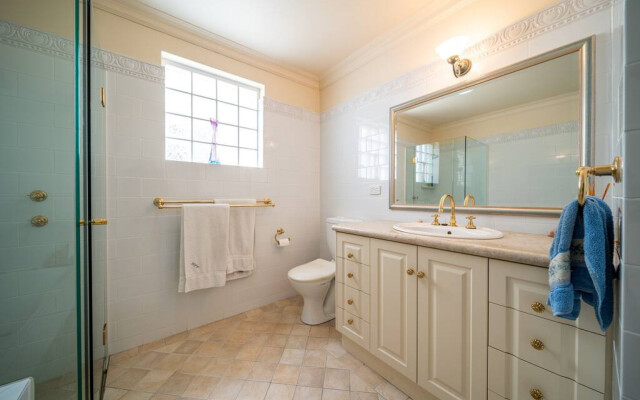 Glenelg Beach Stylish 2 Story Townhouse Sea View