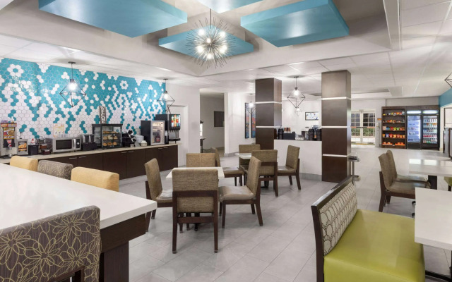 La Quinta Inn & Suites by Wyndham Angleton