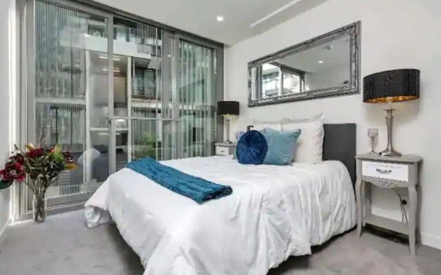 Stylish 1 Bedroom With Office Area Plus Parking!