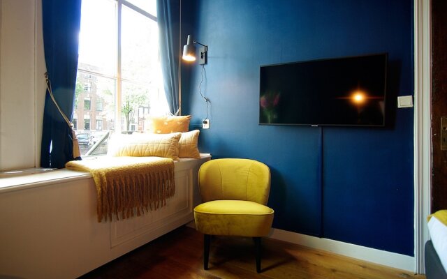 1637 Historic Canal View Suites