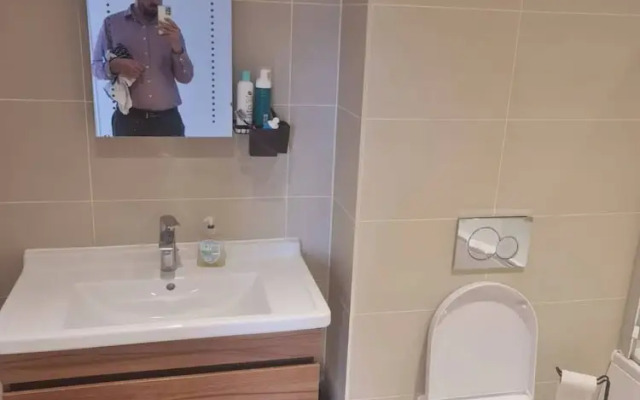 2 Beds Flat Centrally Located 2 Mins From Station
