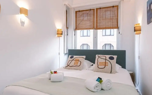 Comfy 1-bedroom Apartment With Side Seaview