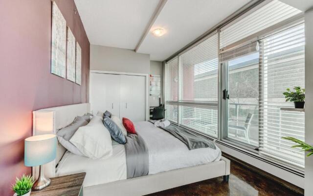 Upscale 2BR Condo - King Bed - Stunning City Views