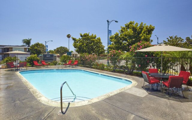 Eden Roc Inn & Suites