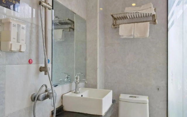 Kailaifu Haoting Hotel (Nanning Binhu Road Metro Station)