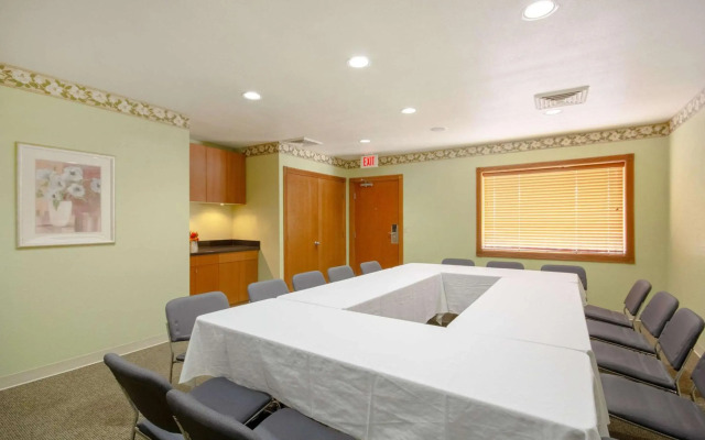 Econolodge Inn & Suites