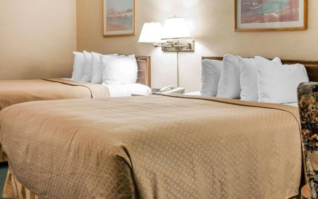 Quality Inn & Suites Mackinaw City Beachfront