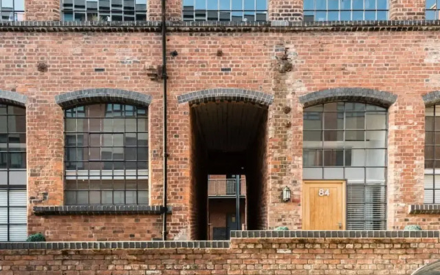 The Warehouse Loft - Trendy Converted Warehouse 3bdr