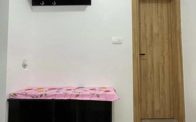 Entire spacious apartment with free parking