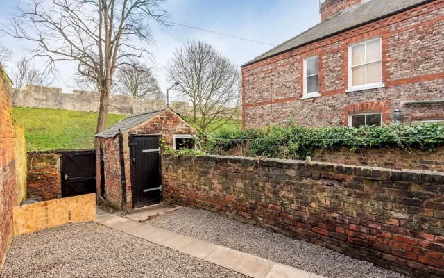Newly Renovated & Moden Facing Ancient City Walls