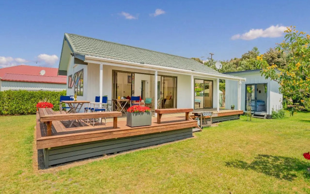 Bay Coast Happy Place - Cooks Beach Holiday Home