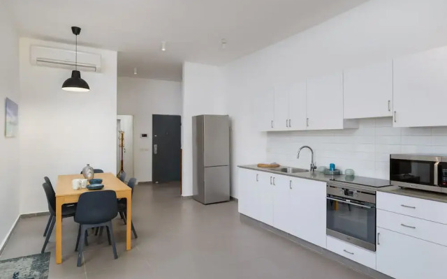 New & Bright 2BR with Balcony near Beach