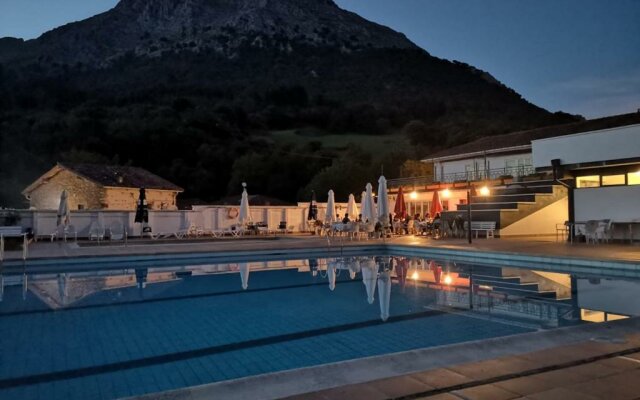 Uxarte restaurante, hostal y piscinas en Mondragón.