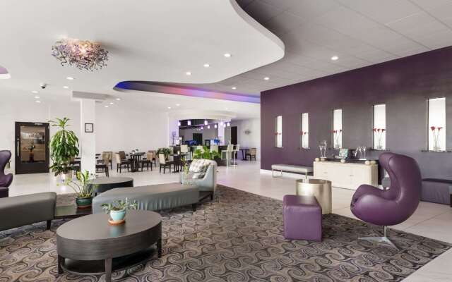 Clarion Inn & Suites Across From Universal Orlando Resort