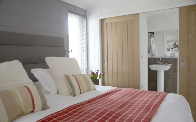 Hollicarrs - Honeycomb Lodge