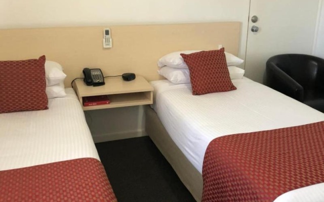 Adelaide Airport Motel – Guest Rooms – Adelaide