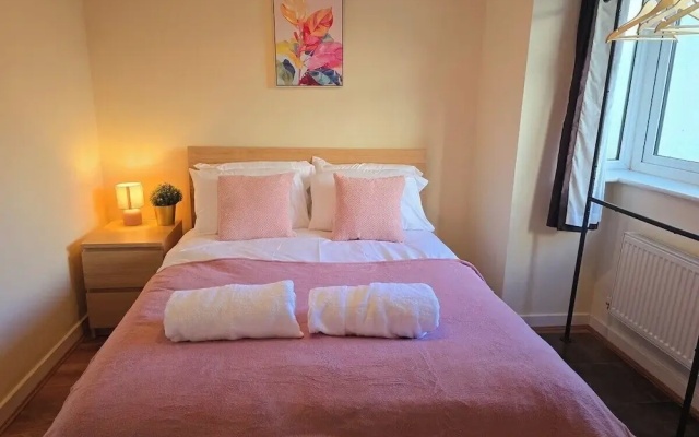 Bright 4-bed Swansea Getaway With Parking