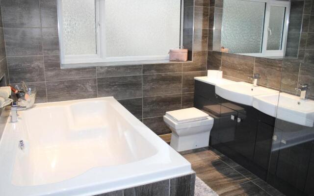 4 Bedroom Detached Holiday home with Hot Tub