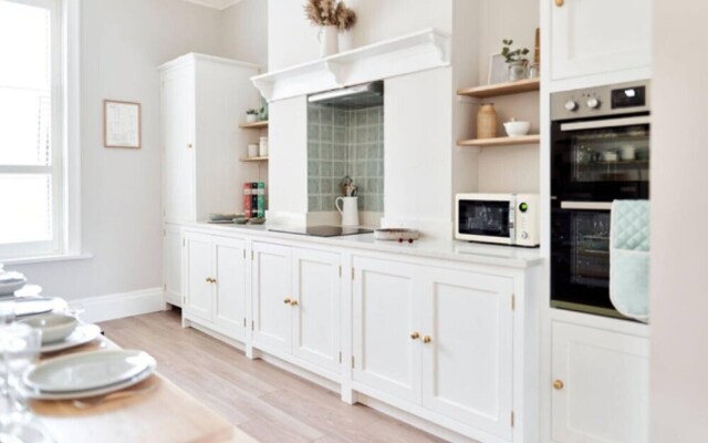 Lovely 7-bed House in Bournemouth