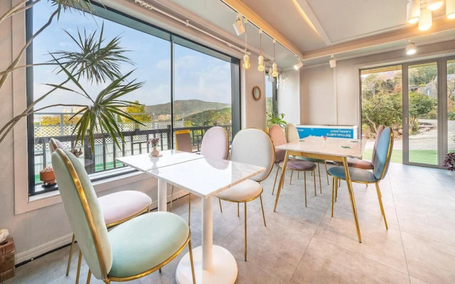 Geoje Forest-morning Spa Pension