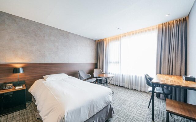 Hotel With City