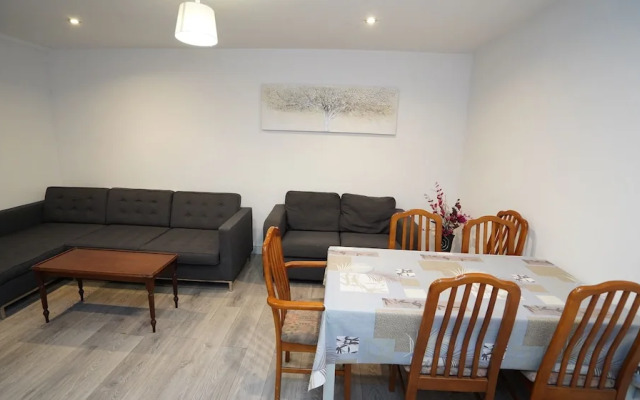 4Bed Spacious House Free Parking