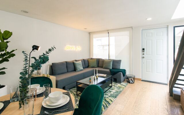 Stunning PH with Private Roof Terrace